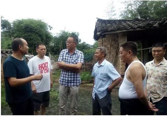 心关爱 眉山志愿者助困居危房丹棱老兵喜迁新居