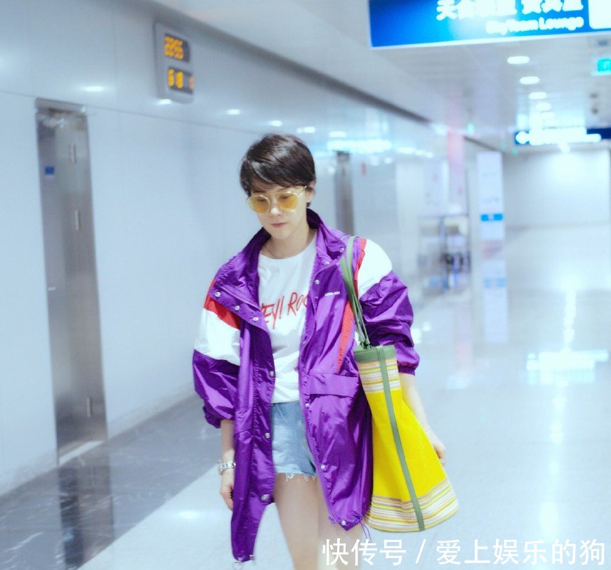 33岁王丽坤与40岁海清,机场撞衫外套,真有7岁