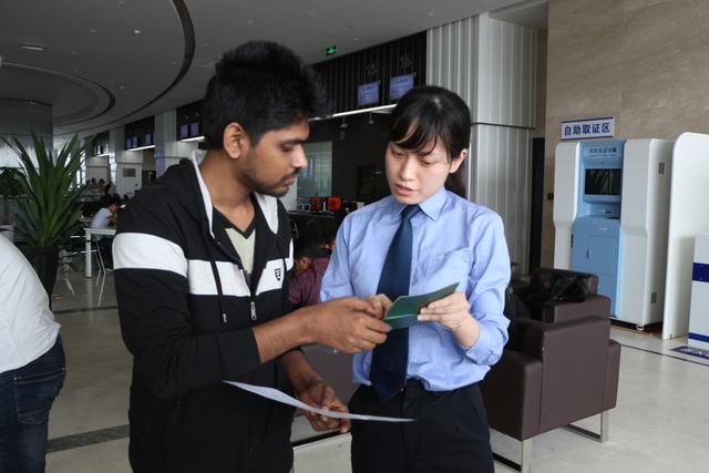 外国人才办签证5分钟搞定 四川自贸区青白江铁