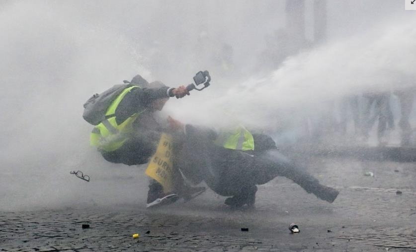 1月13日报道，当地时间1月12日，法国巴黎，"黄背心"示威者发起新一轮示威抗议活动。法国内政部称，当天有8000人在巴黎示威。示威者与防暴警察发生冲突，警察动用水枪和催泪弹欲驱散示威者。