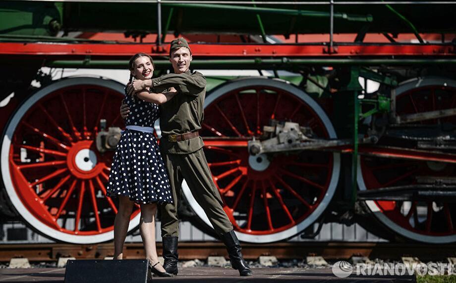 莫斯科举行别开生面的蒸汽火车阅兵式