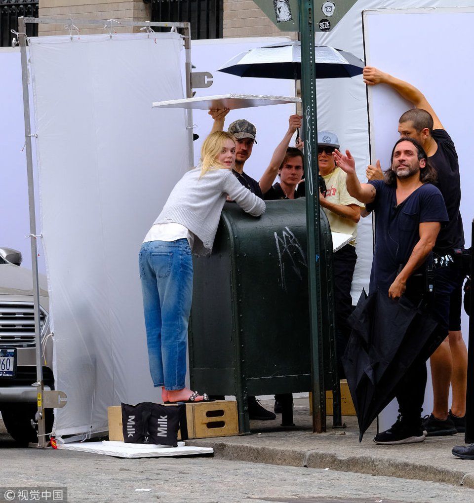 美少女艾丽范宁当街拍大片揉秀发凌乱美 性感