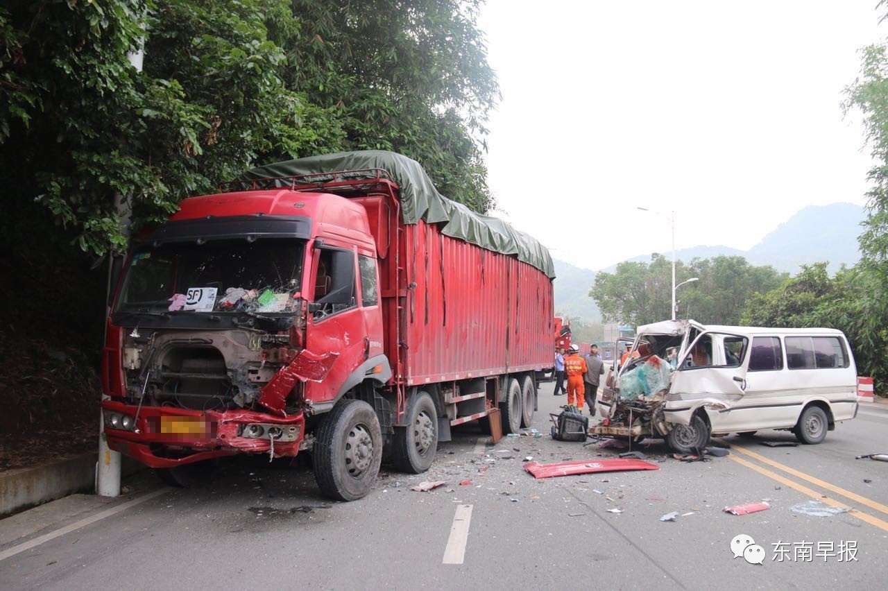 事故造成面包车上12人受伤送医迎面撞上一辆大货车一辆载满驾校学员的