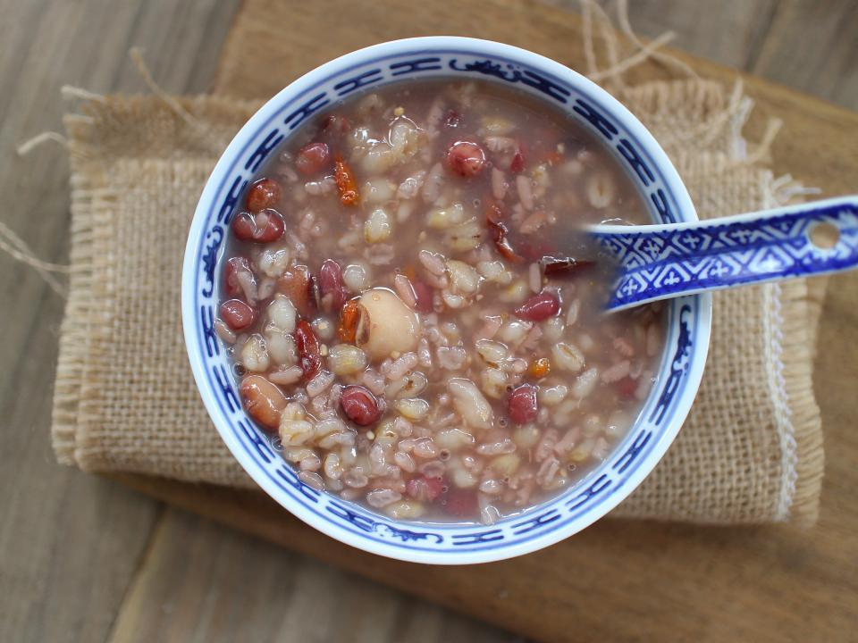 滑而不腻,质软香甜的八宝粥自己在家就能做,一大锅,成本不到4块