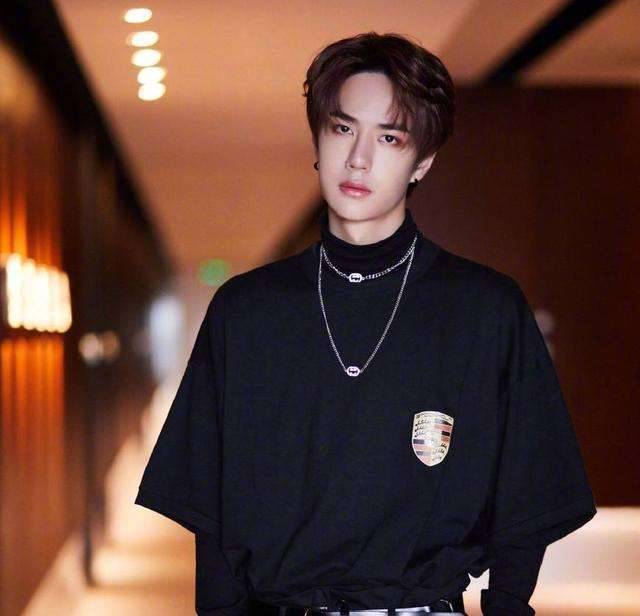 王一博背影封面 却被网友吐槽太丑了不敢露脸(图3) 王一博背影封面 却被网友吐槽太丑了不敢露脸(图3)