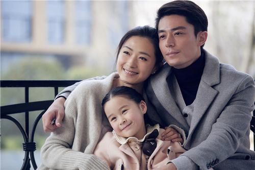 电影《捉迷藏》中,万茜饰演霍建华的妻子萍芝,在剧中的表现也十分精彩