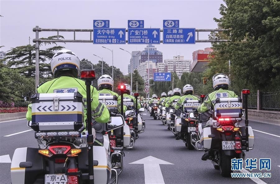 9月12日，首都交警铁骑队驾驶着春风650型警用摩托车在北京二环路上执勤。 当日上午，北京公安交管部门新组建的首都交警铁骑队正式亮相，首批185名铁骑交警将驾驶警用摩托车上路执勤。为进一步提高路面动态管控、快速反应、快速处置能力，北京交管部门在保持基层交通执勤大队原有摩托车配置的基础上，从城区各交通支大队选拔优秀中青年交警组成了首都交警铁骑队伍，主要承担全市环路、城市主干道、繁华商圈的高峰疏导和事故快处、道路巡控处突、动态交通违法查处以及其他临时性紧急任务。 新华社记者 殷刚 摄