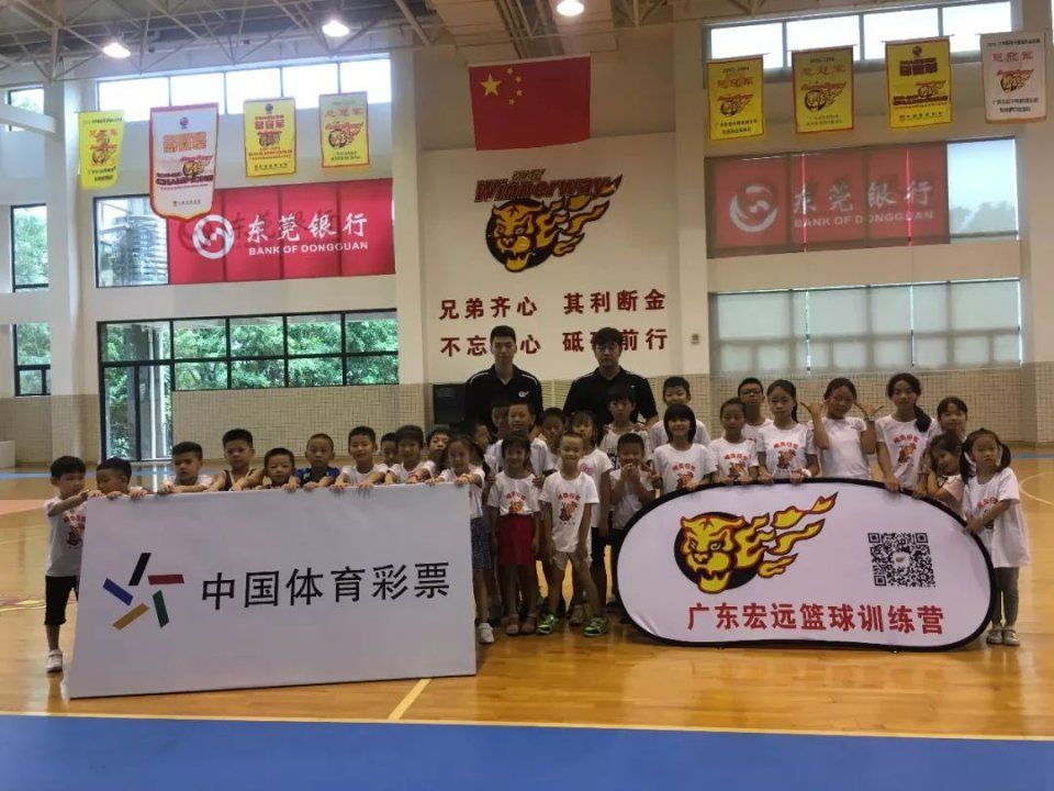 小候鸟参观广东宏远俱乐部训练馆,体验CBA