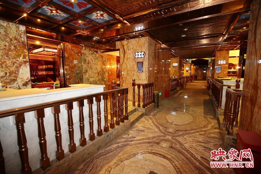 内部装修奢华。