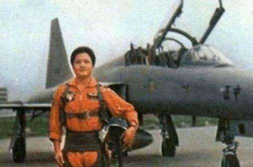 台湾飞行员驾机叛逃, 12架战斗机都没拦住, 到