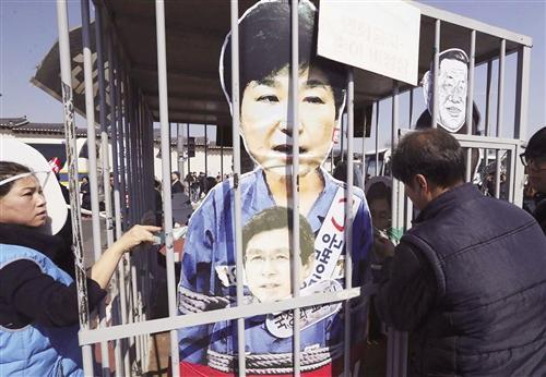 57平方米单间牢房,身穿淡绿色囚服,囚服号码503,作息早6晚8,一天运动