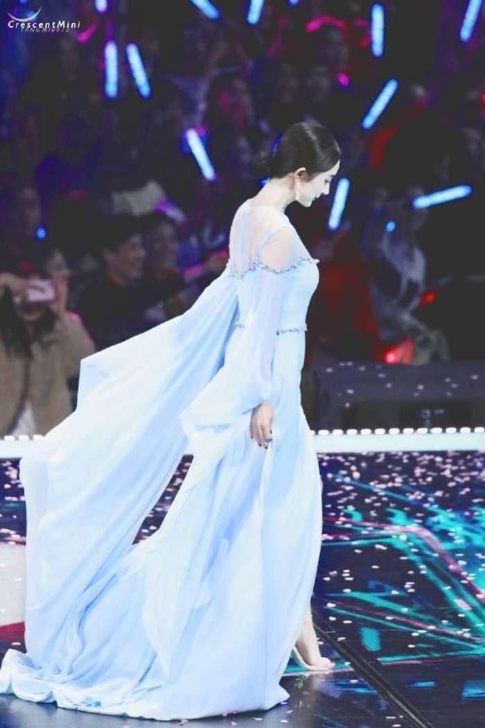 跨年演唱会杨幂一身中国风礼服变身天仙!网友