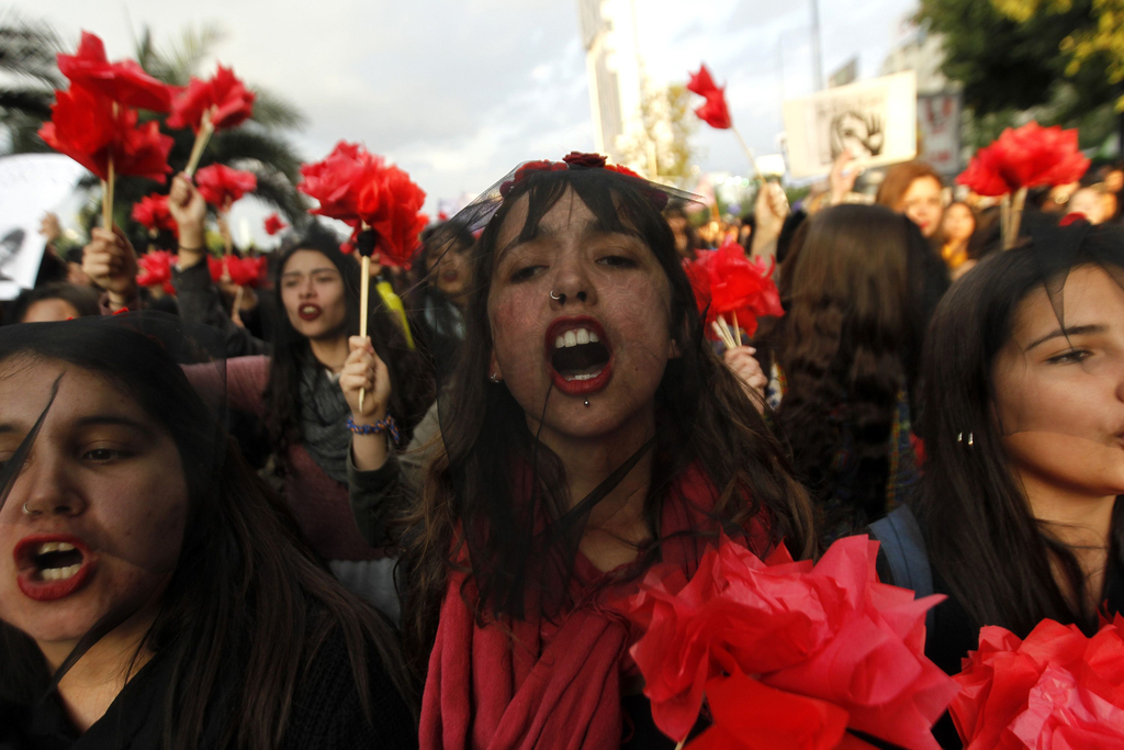当地时间2016年10月19日，智利圣地亚哥，妇女抗议针对女性暴力行为。女性长期面对不公，亚里士多德曾说：“男人天生高贵，女性天生低贱；男人统治，女人被统治。”而提出“人生而平等”、攻击所有的社会不公正的法国思想家卢梭同样认为，女人是为男人而生的，是依赖男人而活的，没有男人女人难以生存。