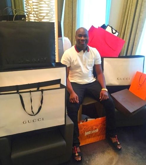 这个尼日利亚的土豪哥直接成堆买,多到一次