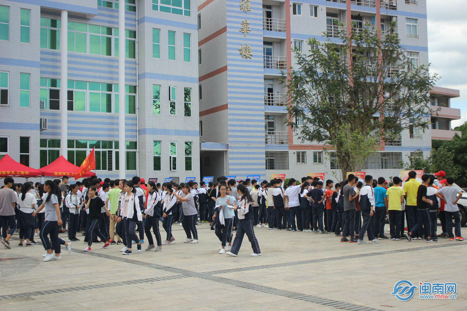 南安诗山所组织一只志愿小红队,深入到辖区联星中学开展禁毒宣传活动