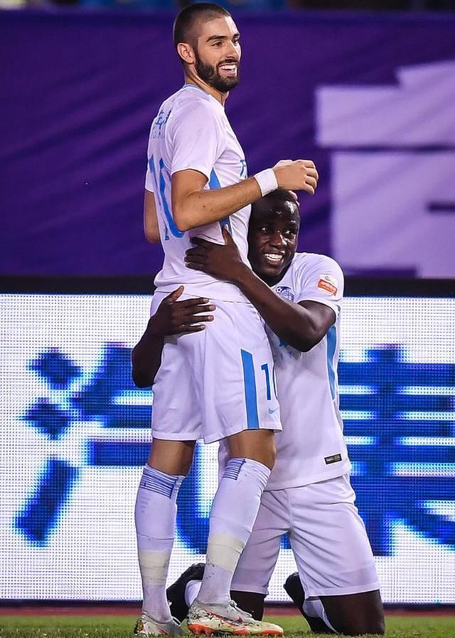 大奎拥抱众将后,这一抱太绝了!大连球迷山城惊