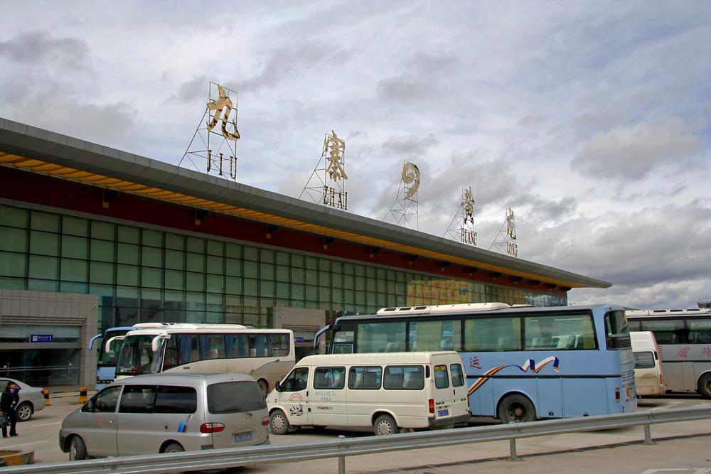 目前,恢复的航班已开始对外售票,航班恢复后,游客乘飞机白天游黄龙