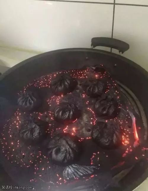 GIF段子:我已经把情书丢在他回家的必经之路上