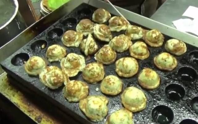 50岁实诚大叔街头摆摊卖懒人小吃1元2个!我