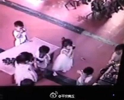 河南一幼儿园女教师掌掴两名儿童 警方:已被行拘
