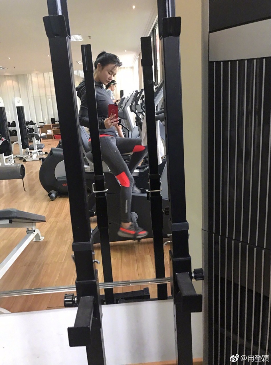 拳王邹市明的妻子冉莹颖 健身一刻也不能停
