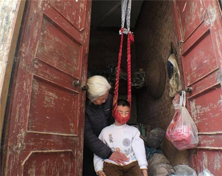 男孩天天被家人逼着"上吊" 原因太心酸