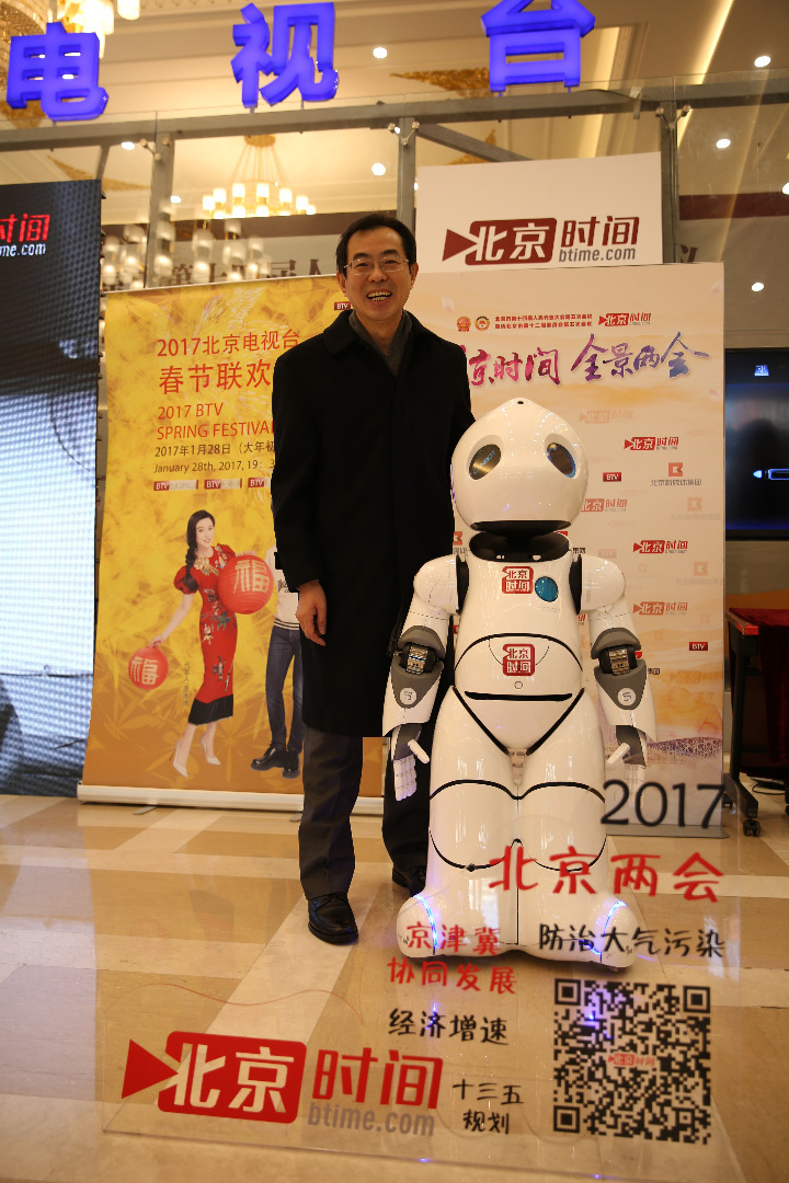 北京市第十四届人民代表大会第五次会议召开，机器人优友作为北京时间特邀记者来到会场，与代表聊天互动、亲密合影，开心时还跳起了炫酷的舞蹈，为大家带来了欢声笑语，收获了众多粉丝。