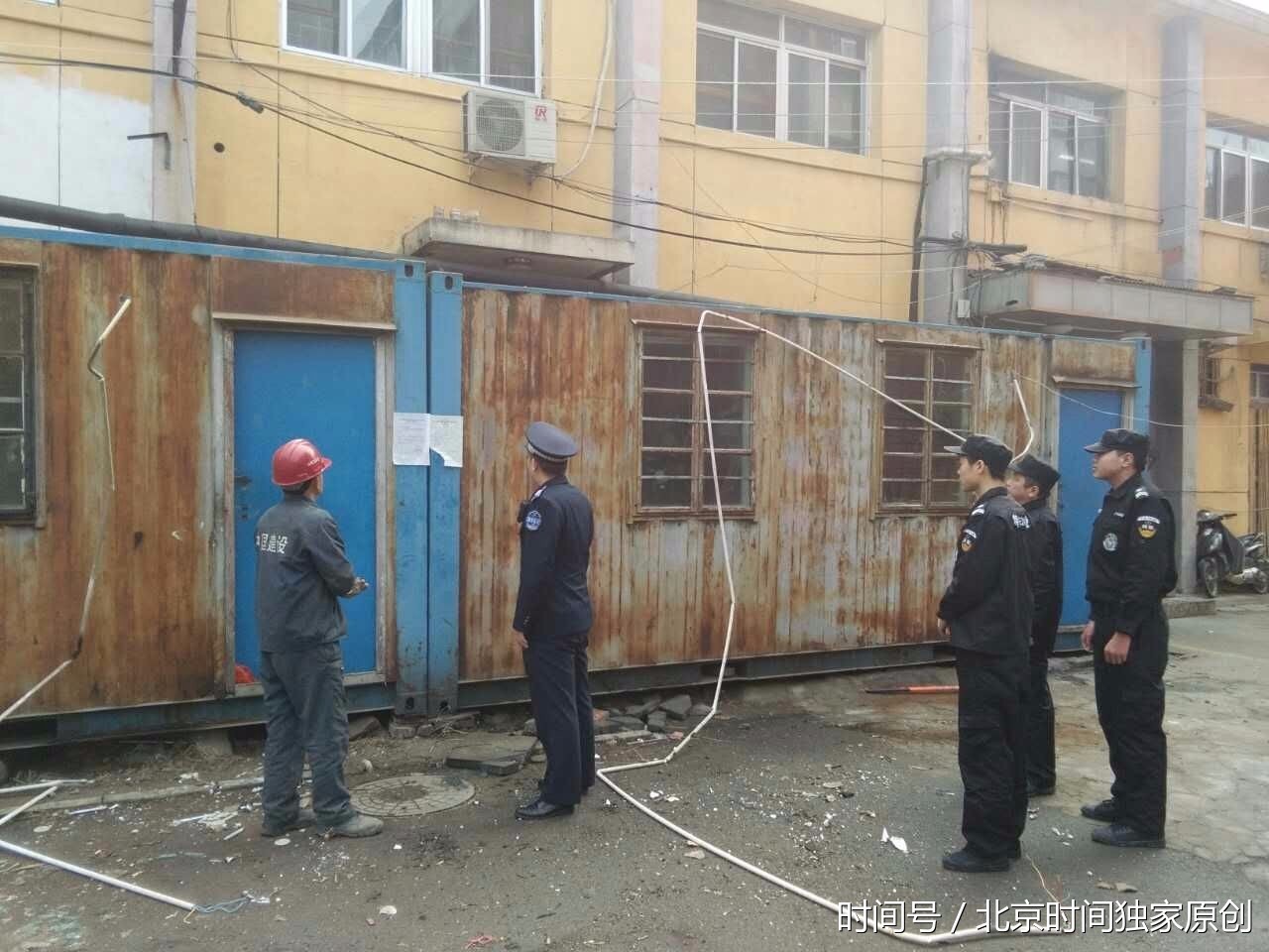 机场附近饭店私设集装箱 城管整治拆除 机场附近饭店私设集装箱 城管整治拆除