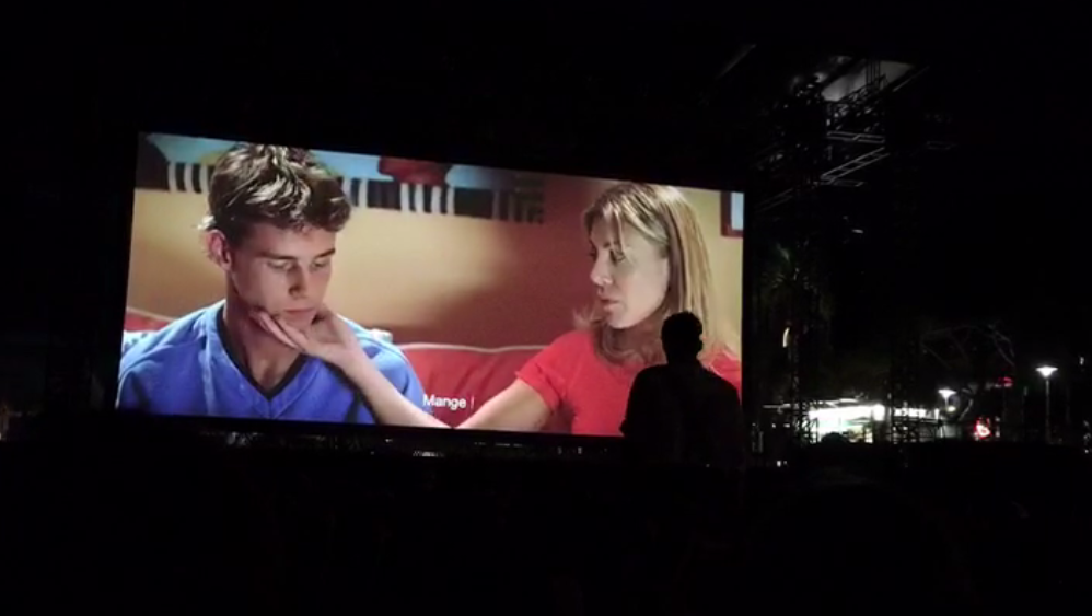 播放阿莫多瓦获奖电影《关于我母亲的一切》