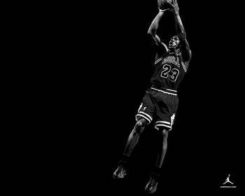 最后来看乔丹的后期经典标志性动作，后仰投篮！乔帮主职业生涯后期就靠这一招吃遍了整个联盟！