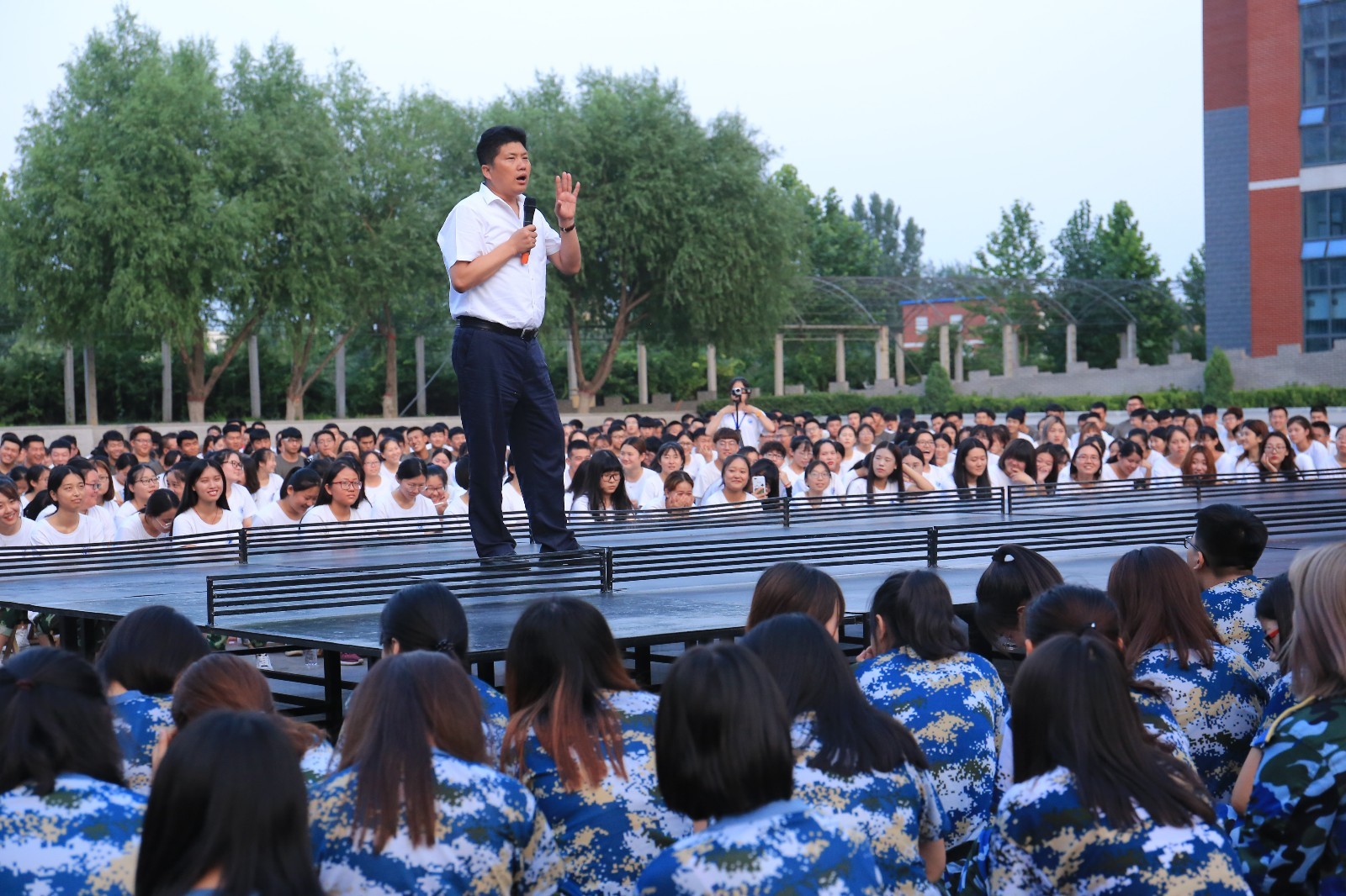 河北保定:一教育集团董事长告诫大学毕业生要