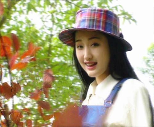 杨钰莹甜歌玉女水灵灵，风含情来水含笑