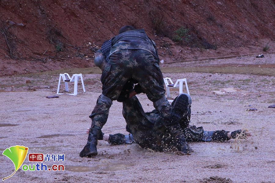 在雨中“一招制敌”。 中国青年网记者 卢冠琼 摄