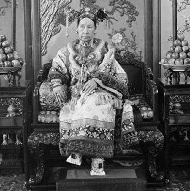 慈禧本是个丫鬟,因脚上长着两个瘊子而改变命