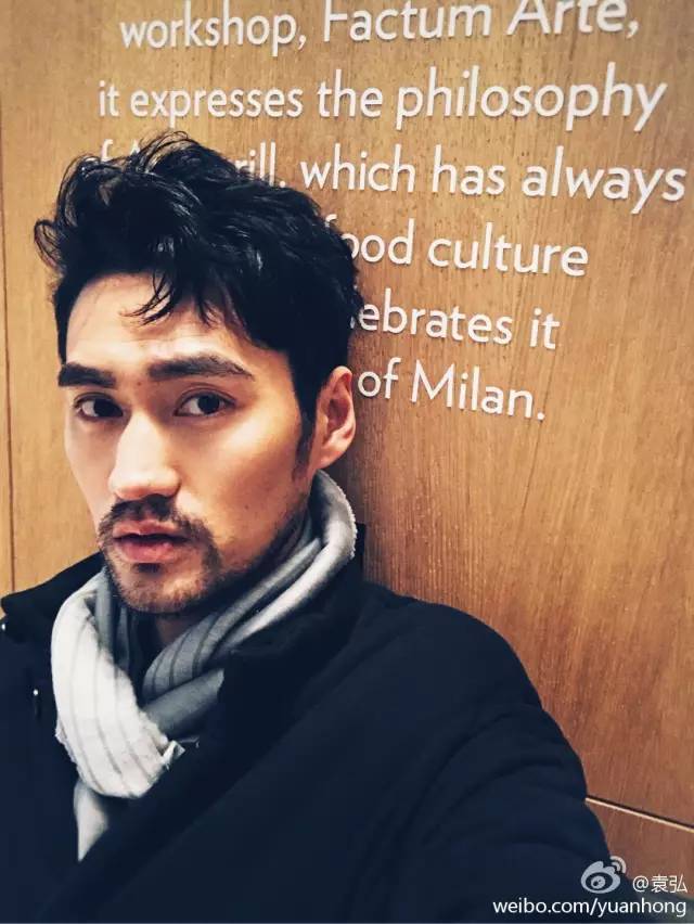 留起胡子配上标志性卷发,增添一丝沧桑,更有魅力和故事!