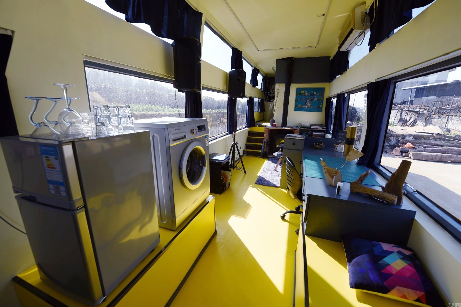 杭州"海龟"卖房创业 8000块买旧大巴改房车