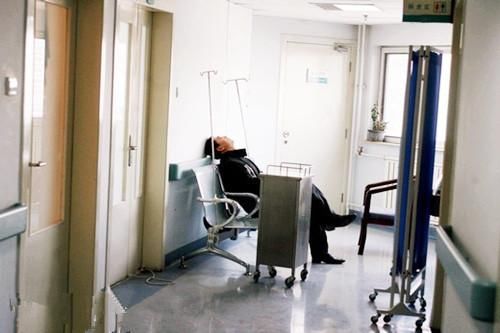 孕妇沉迷于麻将,孕30周腹痛送医,丈夫:你还想再