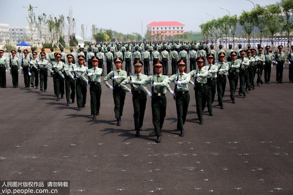 早在2019年5月份，“平型关大战突击连”、“模范红五团”两支英模部队方队的第79集团军某合成旅40余名参训官兵就在北京阅兵基地进行训练，整齐划一、分毫不差，用高标准履行新使命；挥汗如雨、奋勇争先，把阅兵场当作练兵场，以优异成绩完成这次特殊考验。