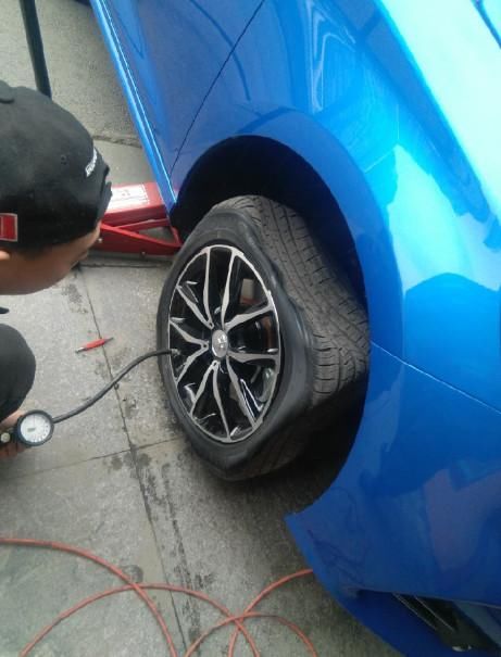 只是这干瘪下来的轮胎怎么看,都觉得好笑,怎么变成正方形了.