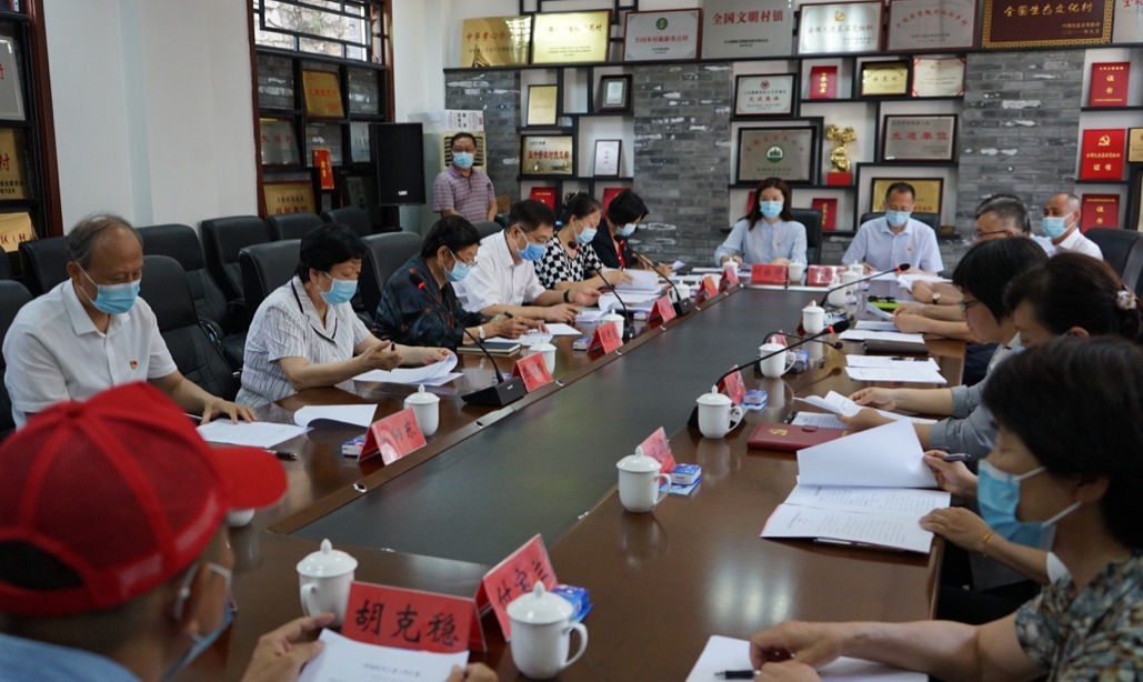 7月18日上午，怀柔区“老少同声颂党恩、携手喜迎二十大、共建百年科学城”暑期主题教育活动启动仪式举办，中国关工委主任顾秀莲，北京市关工委主任梁伟，常务副主任李昭玲，秘书长、市委老干部局一级巡视员刘向东，怀柔区委副书记、区长于庆丰，怀柔区委常委、组织部部长孙晓峰，怀柔区关工委主任王玉山等出席活动。