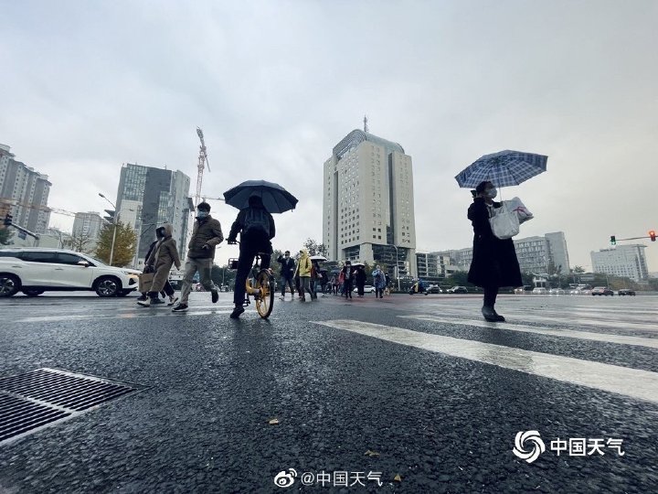 下雨了 北京阴雨中迎11月第一天 本周后期最低温或跌破冰点 下雨了 北京阴雨中迎11月第一天 本周后期最低温或跌破冰点