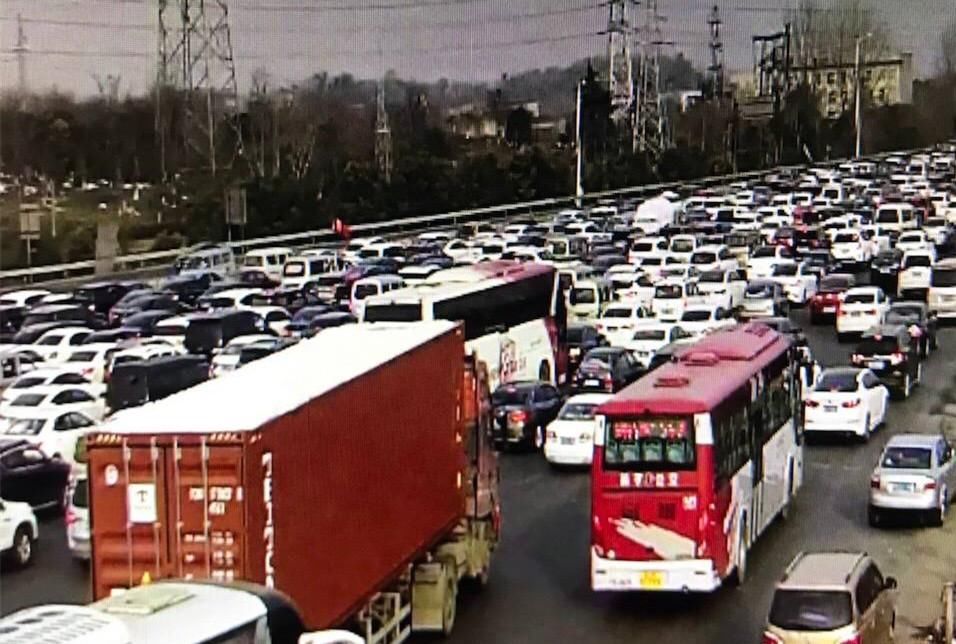 宁洛高速返宁堵一夜,很多车子都熄火断电了