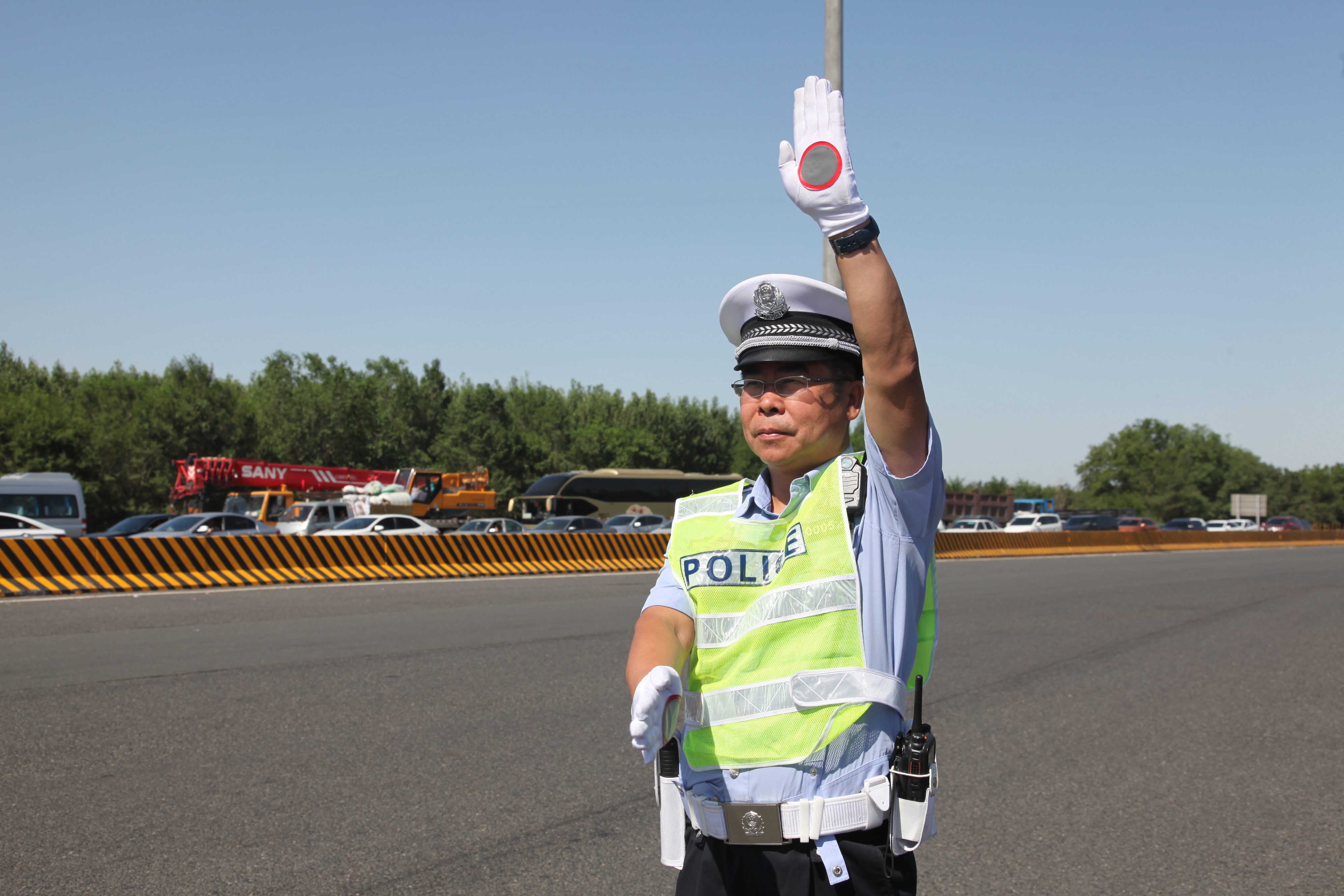 “鸟瞰”五一出行高峰 高速交警聊安全出行