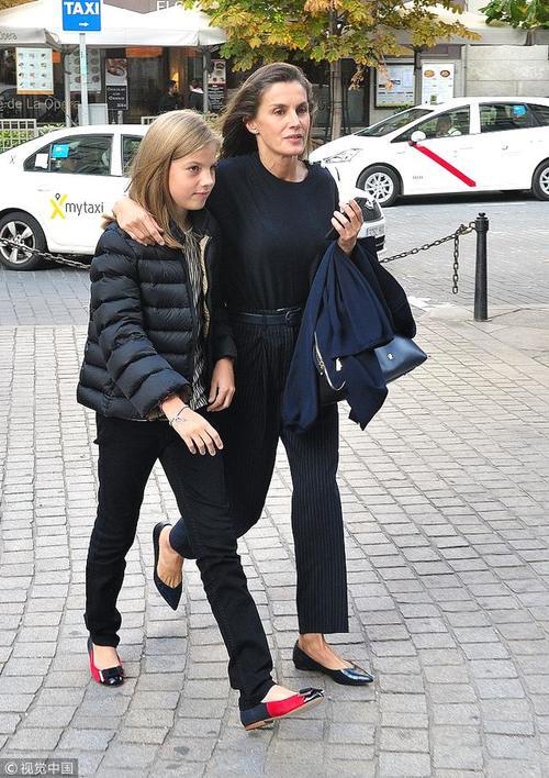 后莱蒂齐亚送俩女儿学芭蕾优雅出街 小公主莱