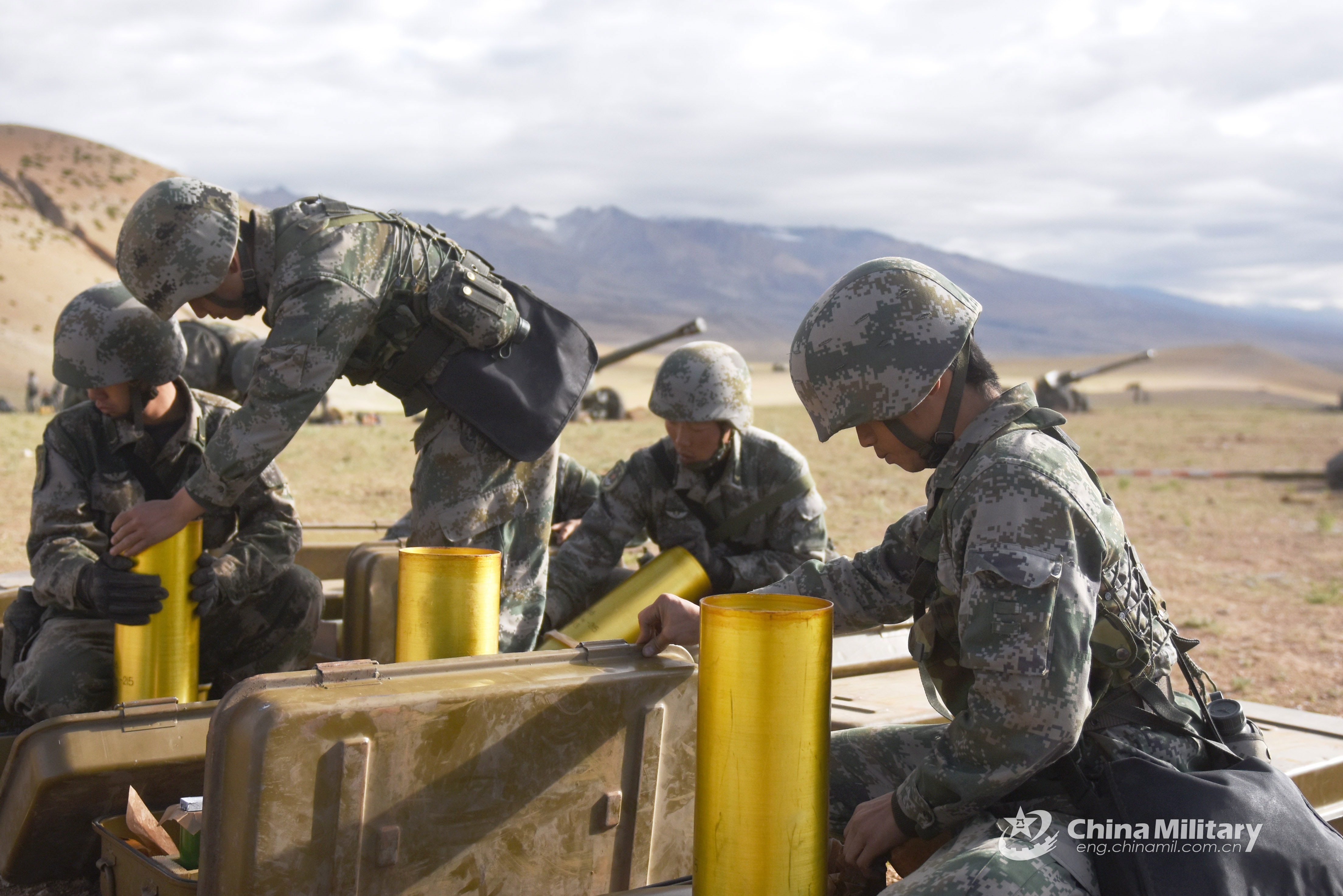 西藏军区某炮兵旅在不同阵地，采用不同火力打击方式，对多目标实施火力突袭。一场异地协同火力对抗打击行动正在上演。