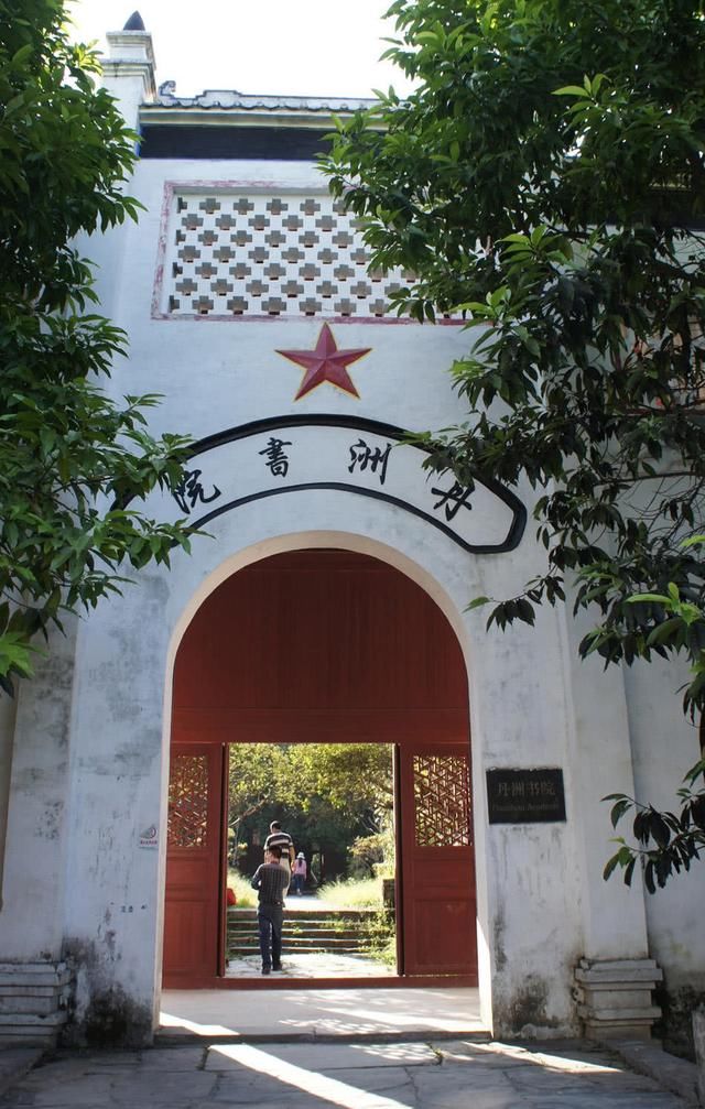 北门楼位于丹洲北面,又名"治定门","北帝楼",集门和楼于一身,高38米