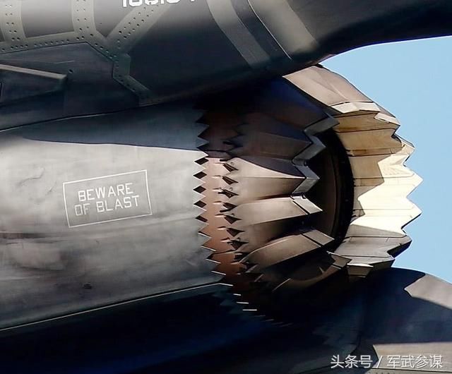 歼10B配装国产矢量航空发动机曝光! 锯齿喷管