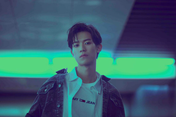 王一钧港风写真曝光 侧颜杀专属style禁欲系十足 王一钧港风写真曝光 侧颜杀专属style禁欲系十足