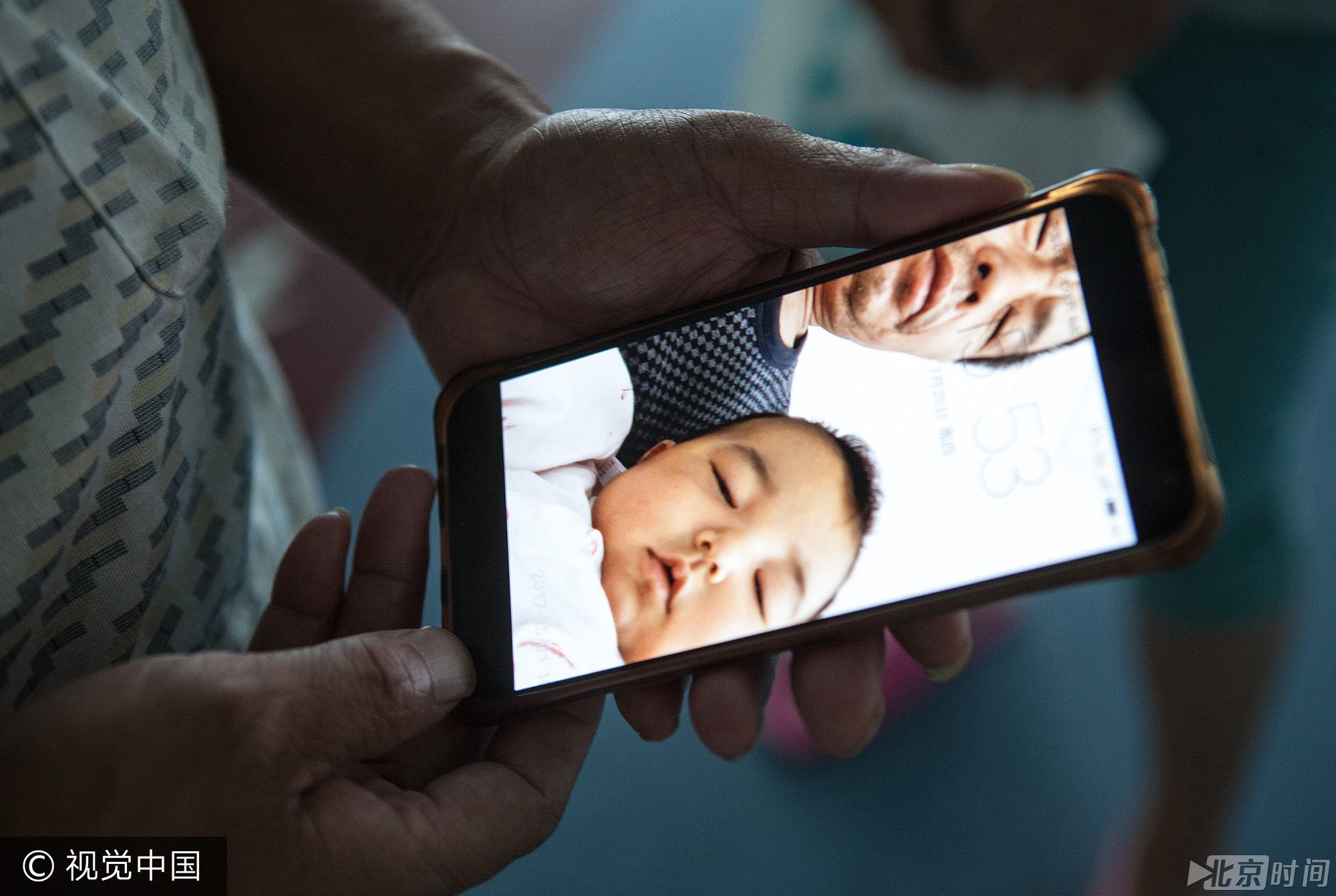 5月大的孩子，静静地躺在病床上，发黄的身体，清澈的眼睛，目光紧紧地盯着奶奶，仿佛是在哀求：我想活下去。一边的奶奶看着小孙女，眼睛中噙满泪水，一脸无奈。两个月前，孩子被父母抛弃，不管不问，爷爷奶奶倾其所有，坚持了两个多月，经历了两次手术，“该借的都借了，只能听天由命了。”
孩子是无辜的，只可惜遇到了如此不负责任的父母。（据悉，孩子已经离世）