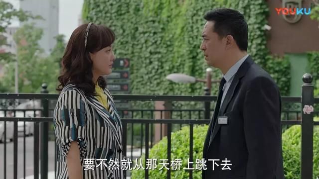 穿着老气的牛莉背着张嘉译约会还敢求复合,她